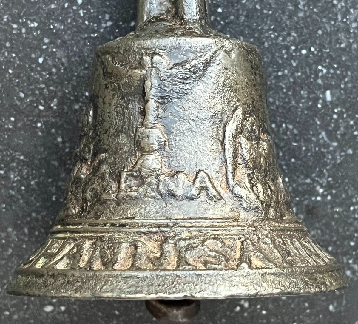 Rare Cloche De Table. Fondée in Mechelen en 1550 Par « Jan Van Den Eynde » (iohannes a fine)-photo-1