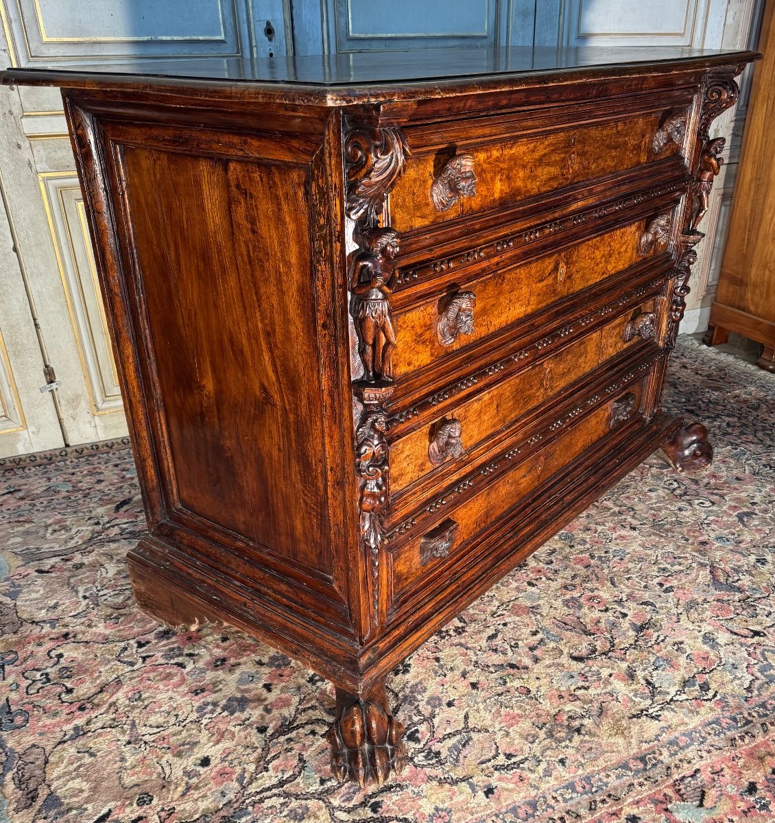 Bambocci Genoese Chest Of Drawers In Walnut, Late 17th Century 