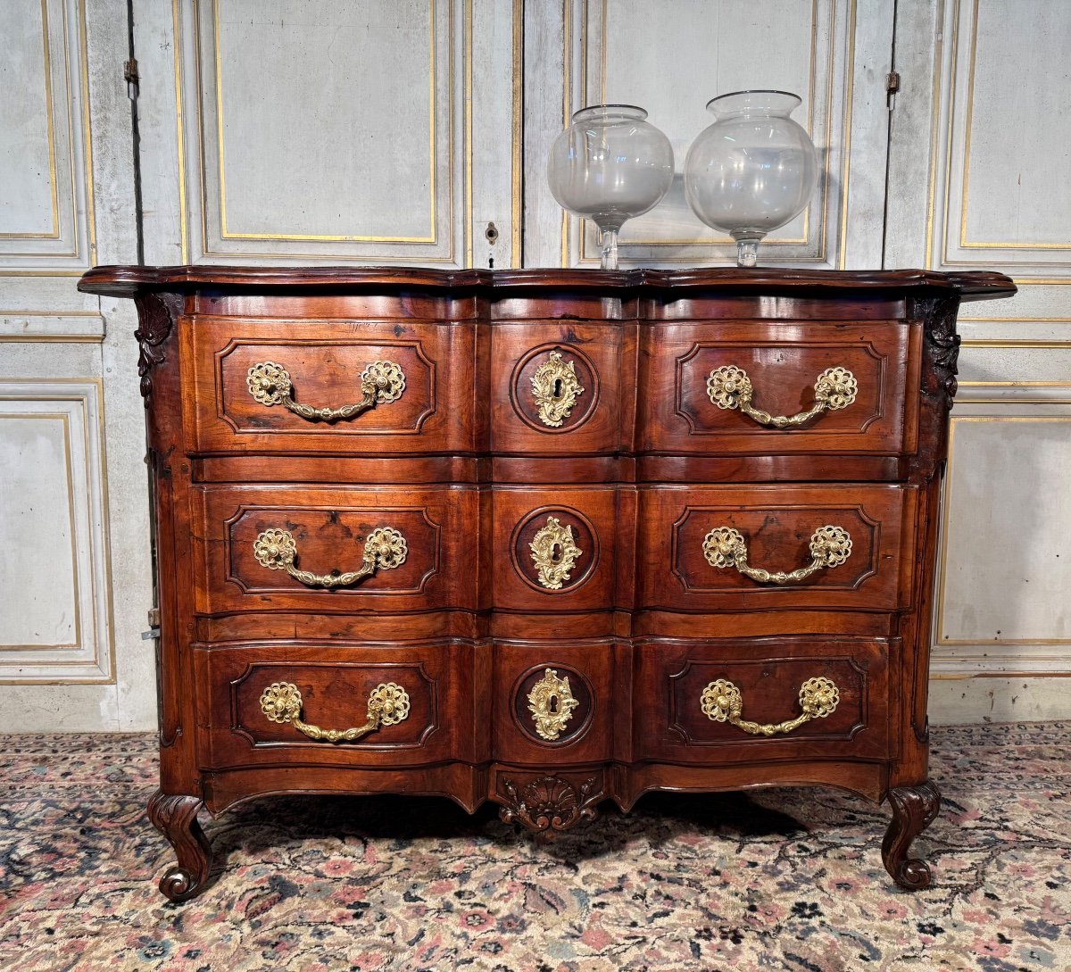 Commode Louis XV Arbalète En Noyer 18 Eme Siècle 