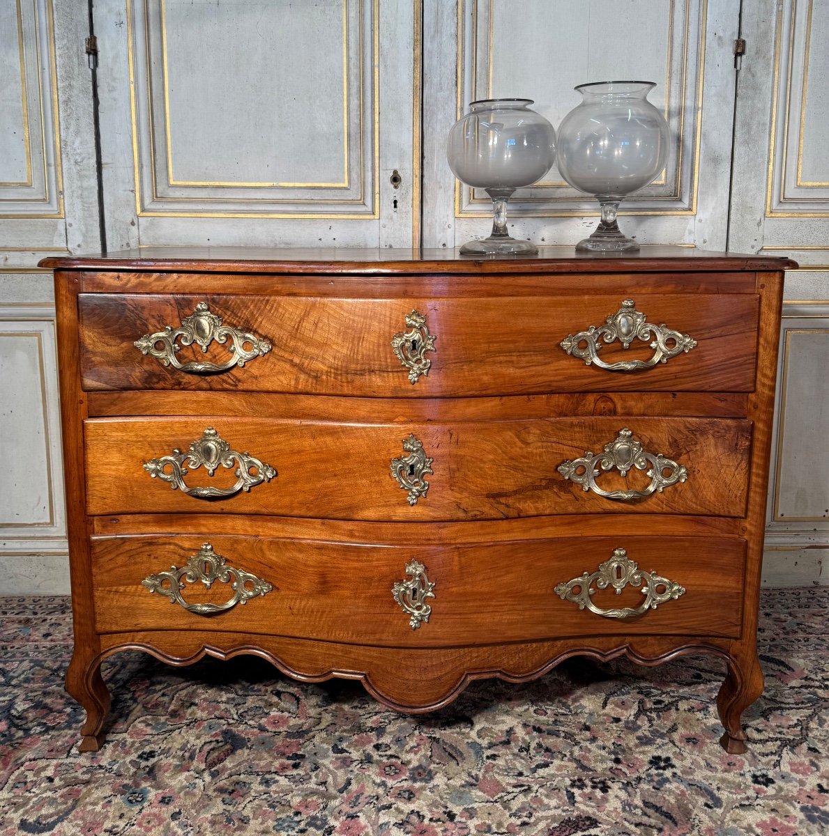 Commode Louis XV  Galbée En Noyer Blond 18 Eme Siècle 