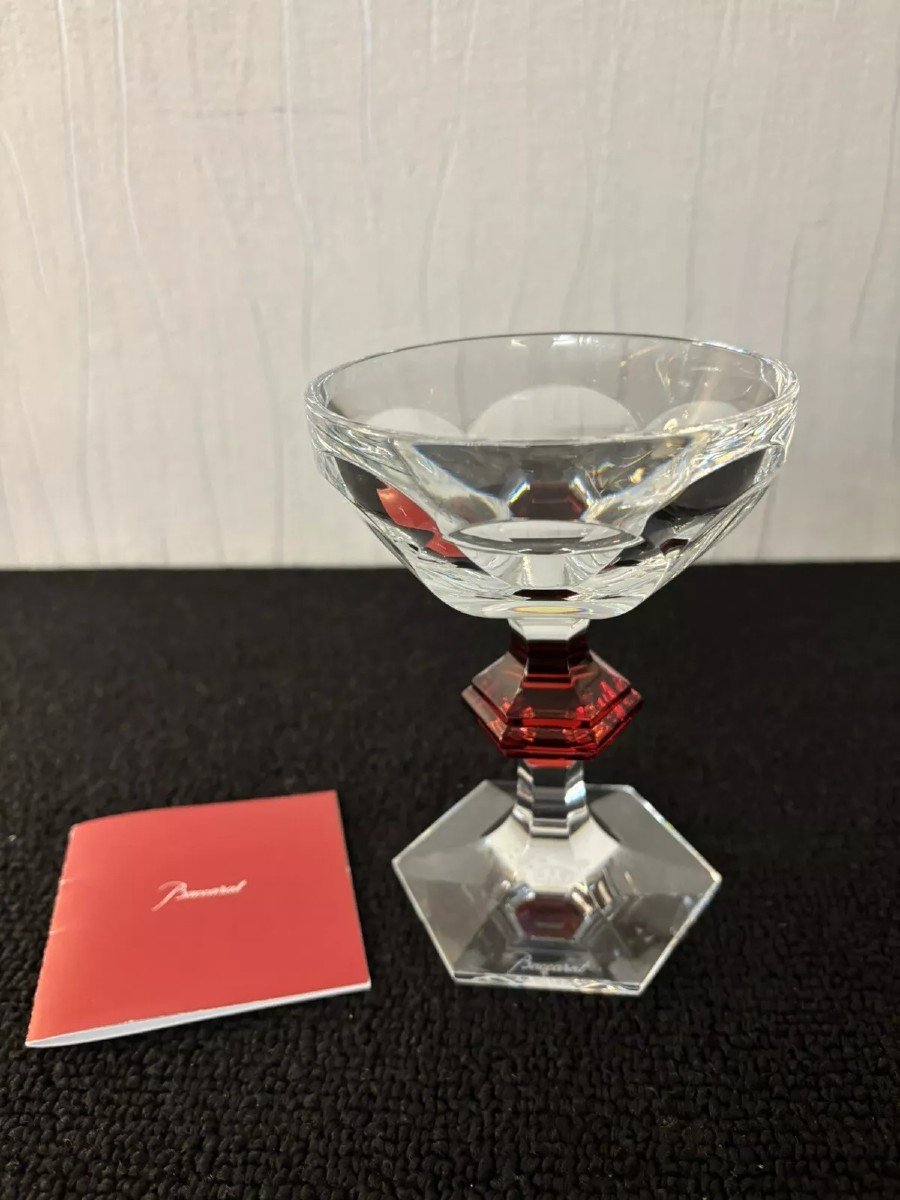 COUPE A CHAMPAGNE HARCOURT BOUTON ROUGE  EN CRISTAL DE BACCARAT