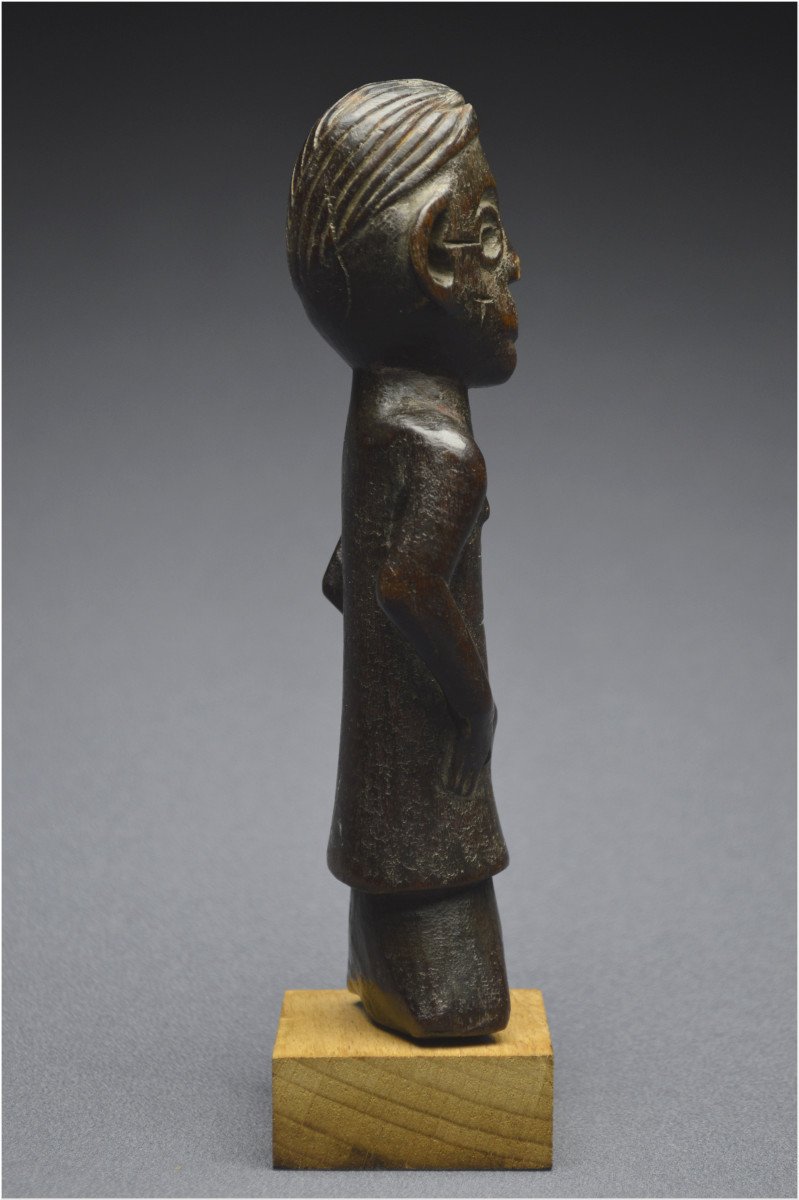 République Démocratique du Congo (ex Zaïre), Peuple Tabwa, Milieu du XXème siècle, Ancienne statuette anthropomorphe à patine brillante-photo-1