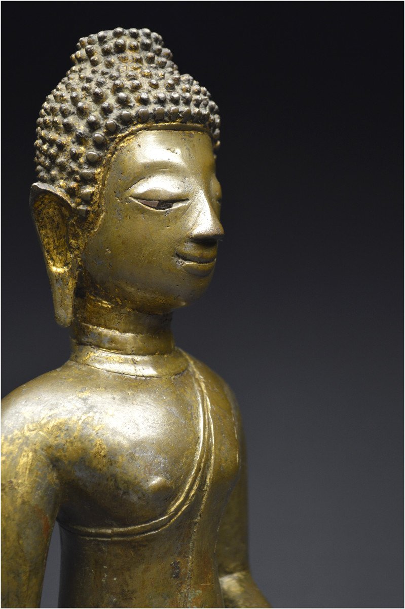 Laos, XIXème siècle, Importante représentation du Bouddha Maravijaya en bronze