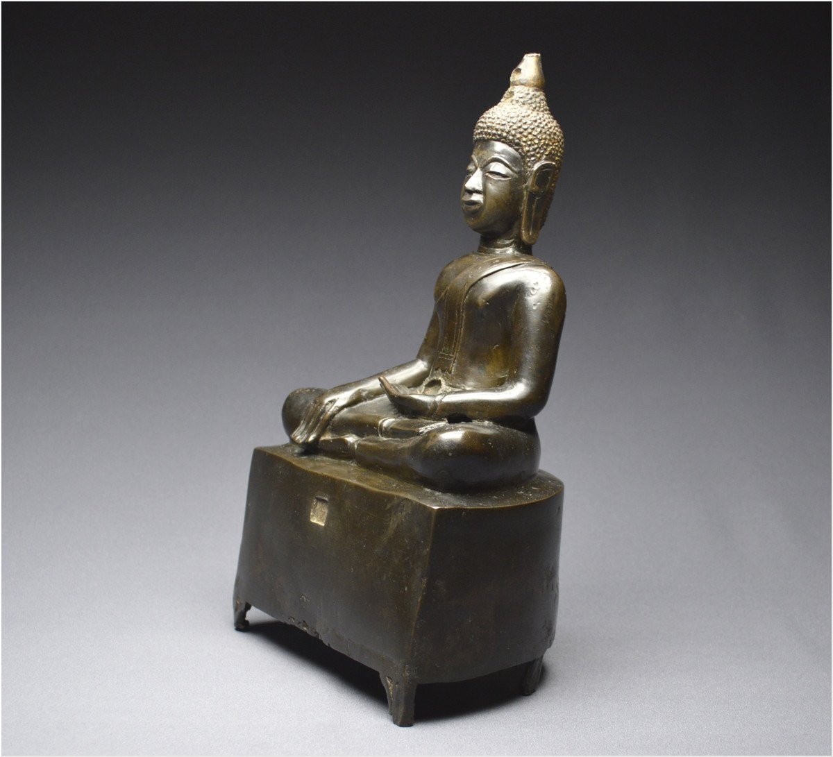 Cambodge, XIXème siècle, Imposant Bouddha Maravijaya en bronze à patine sombre-photo-3