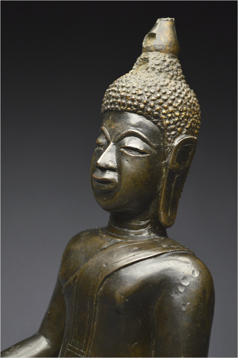 Cambodge, XIXème siècle, Imposant Bouddha Maravijaya en bronze à patine sombre-photo-6