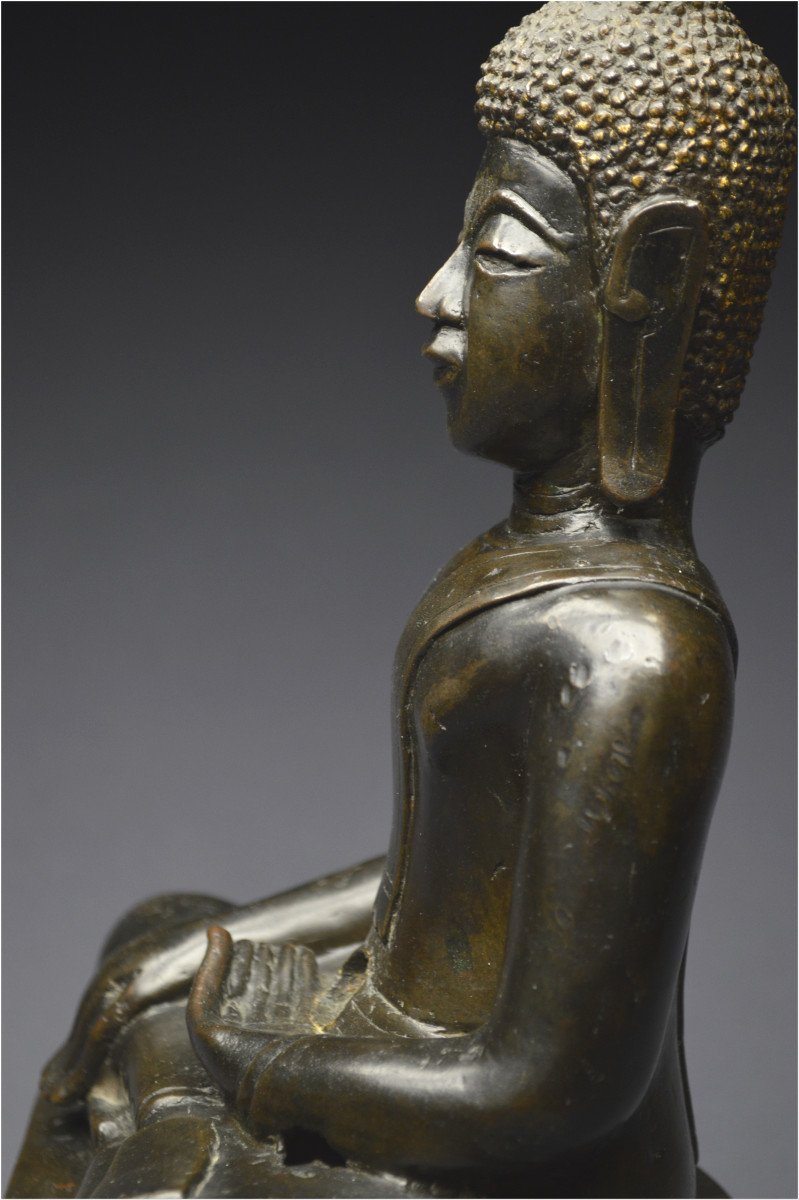 Cambodge, XIXème siècle, Imposant Bouddha Maravijaya en bronze à patine sombre-photo-7