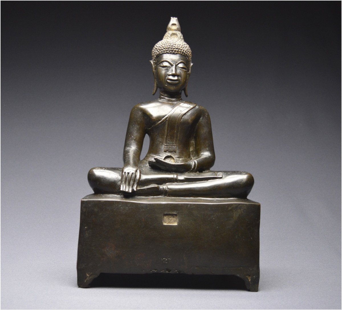 Cambodge, XIXème siècle, Imposant Bouddha Maravijaya en bronze à patine sombre