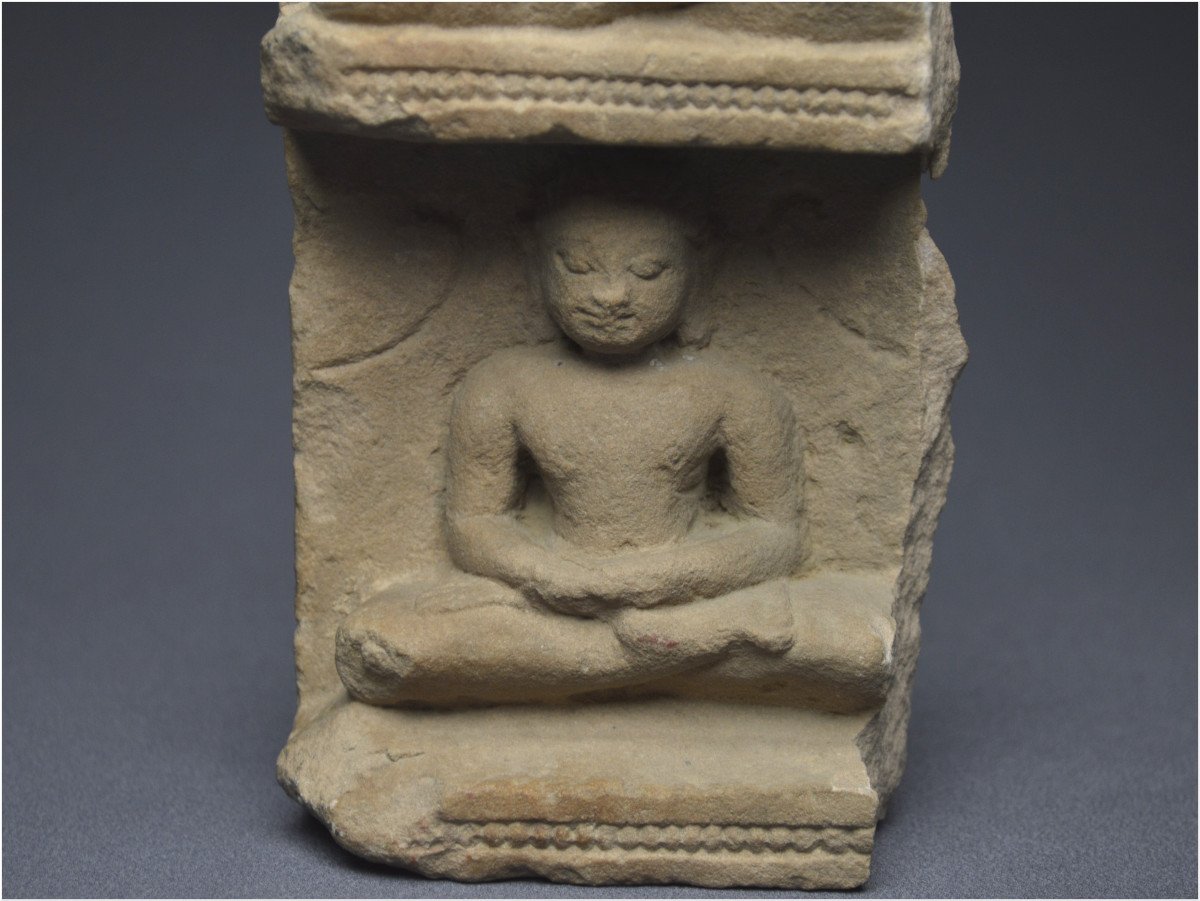Inde, VIIIème - Xème siècle, Culture jaïne, Fragment de stèle en grès figurant deux Tirthankaras-photo-4