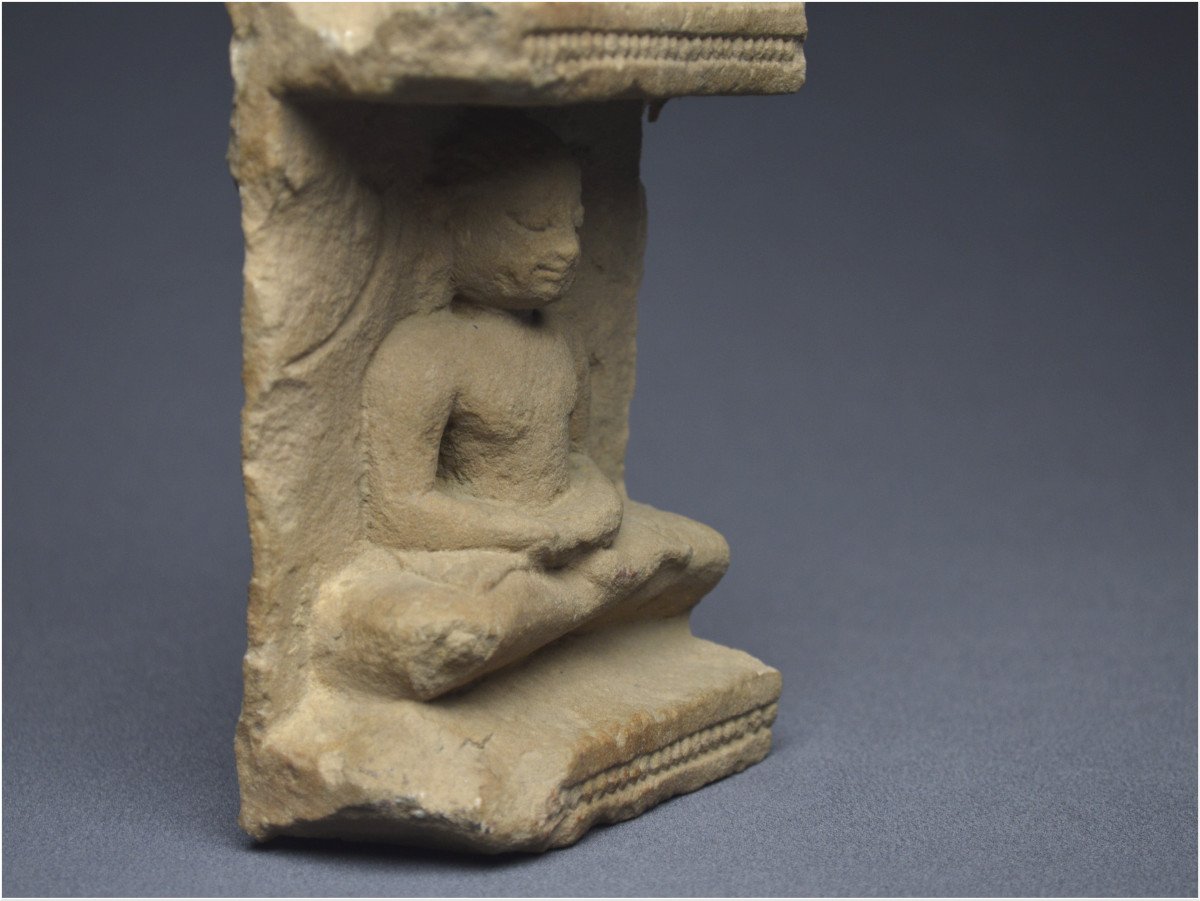 Inde, VIIIème - Xème siècle, Culture jaïne, Fragment de stèle en grès figurant deux Tirthankaras-photo-4