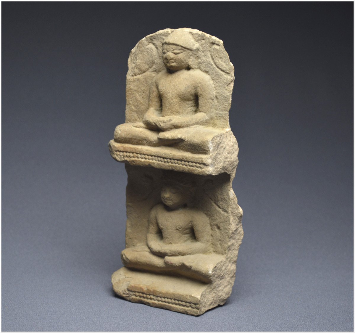 Inde, VIIIème - Xème siècle, Culture jaïne, Fragment de stèle en grès figurant deux Tirthankaras-photo-5