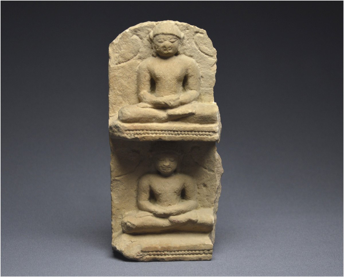 Inde, VIIIème - Xème siècle, Culture jaïne, Fragment de stèle en grès figurant deux Tirthankaras
