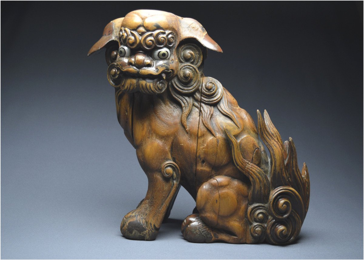 Japon, Époque Edo (1603 - 1867), Important lion gardien en bois avec traces anciennes de laque