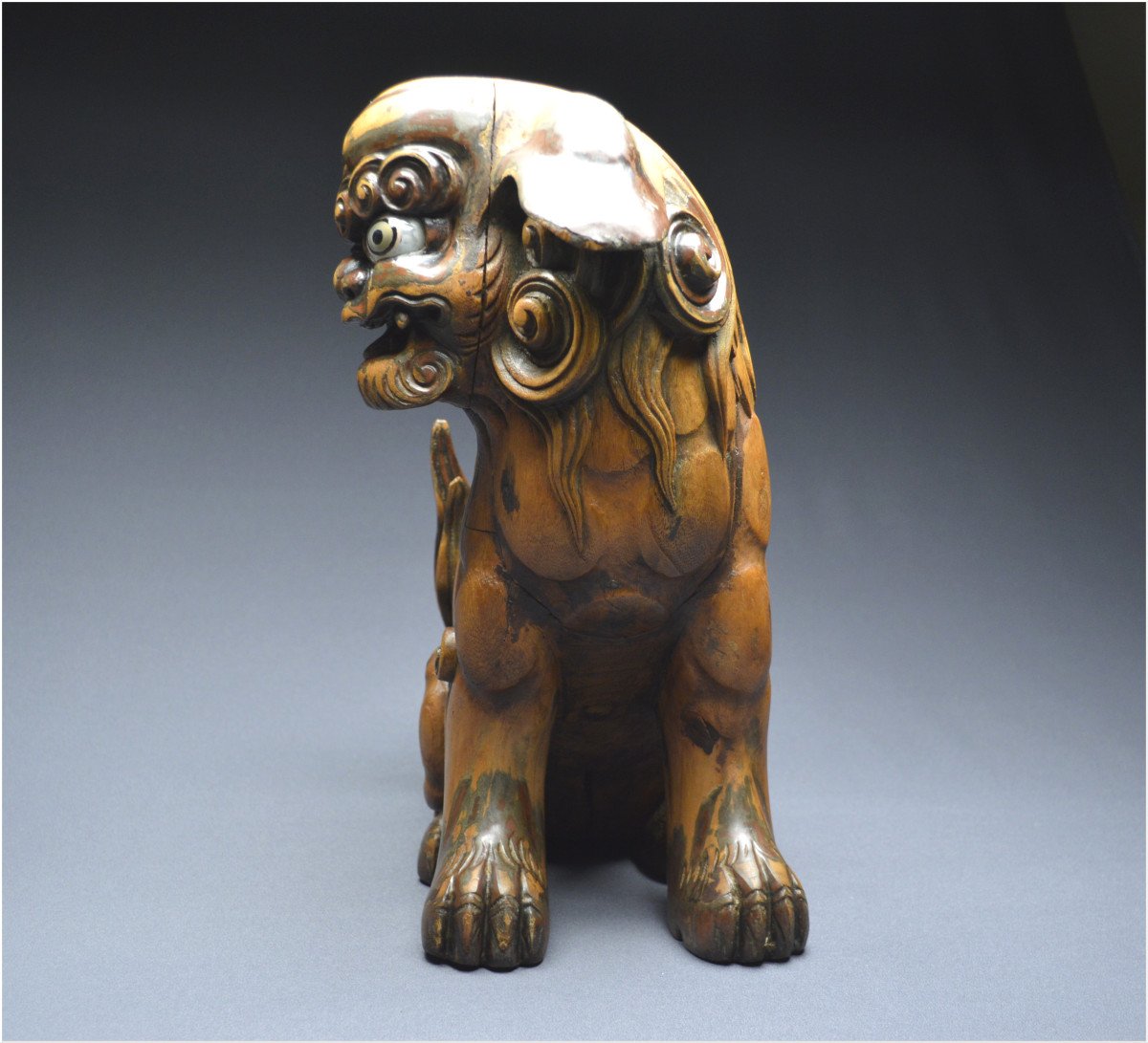 Japon, Époque Edo (1603 - 1867), Important lion gardien en bois avec traces anciennes de laque-photo-1