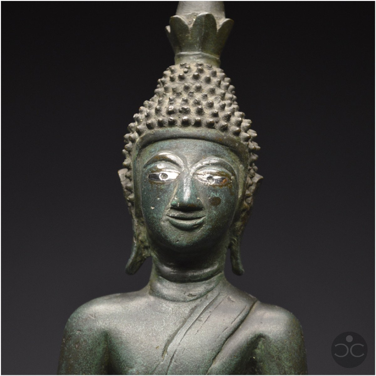 Laos, XVIIIème siècle, Important Bouddha Maravijaya en bronze à patine verte et incrustations d'argent-photo-7