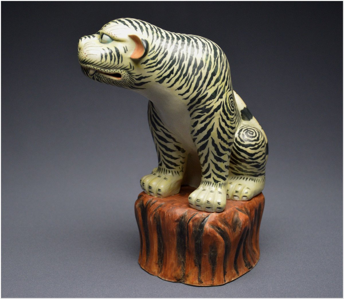 Japon, Période Meiji, Représentation d'un Tora assis sur un éperon rocheux, Grès polychrome vernissé-photo-4