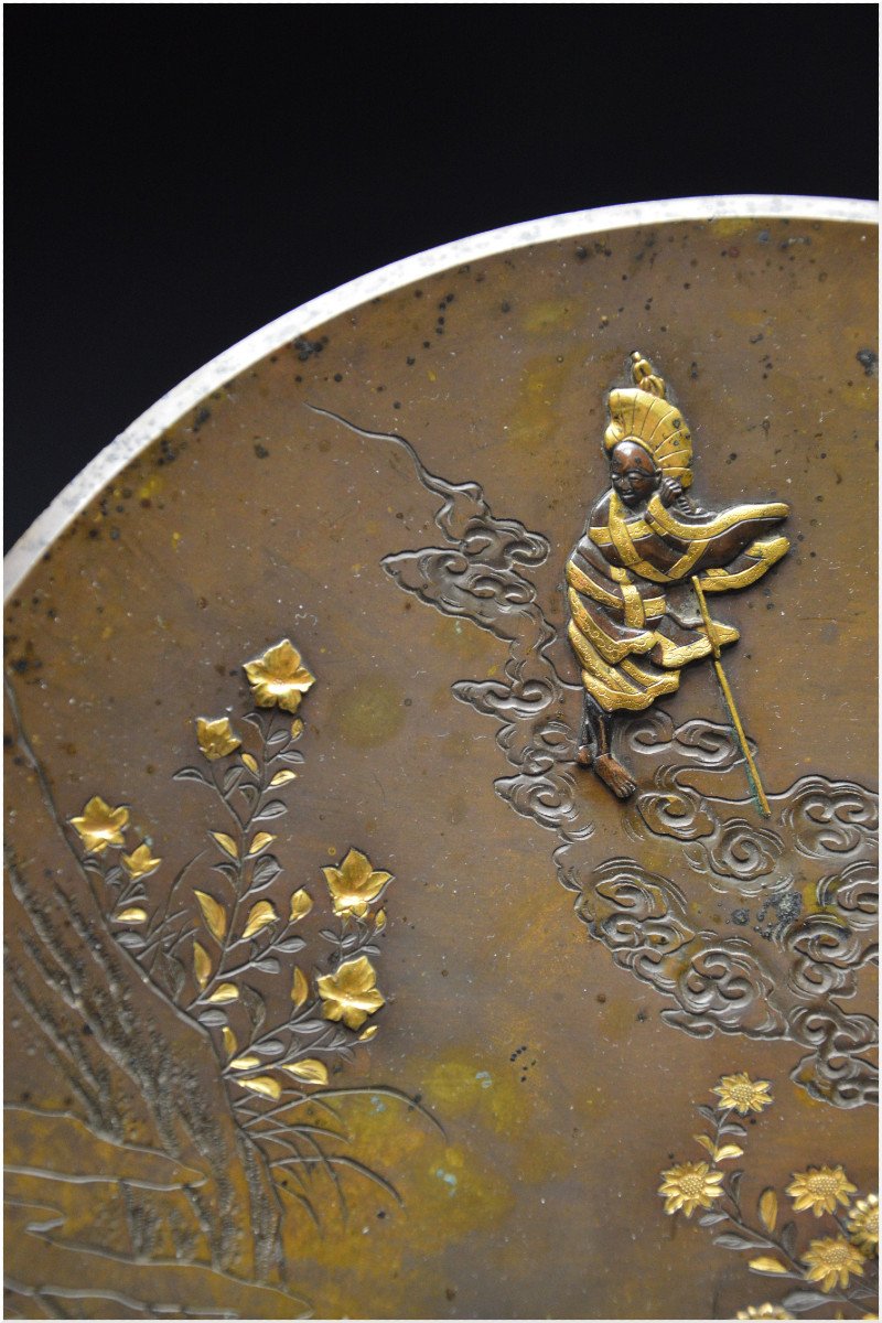 Japon, Période Meiji (1868 - 1912), Plat en bronze patiné au décor gravé d’un paysage bucolique et de trois arhats-photo-3