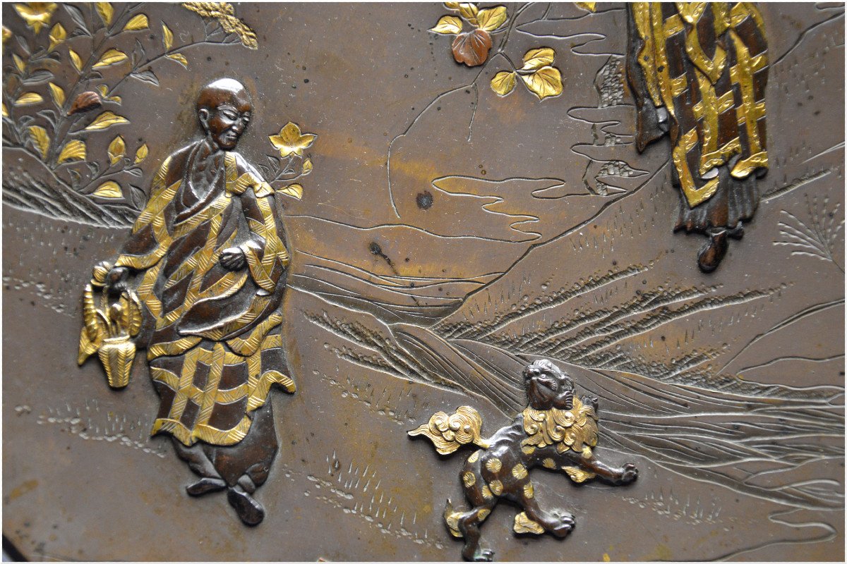 Japon, Période Meiji (1868 - 1912), Plat en bronze patiné au décor gravé d’un paysage bucolique et de deux arhats-photo-2