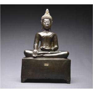 Cambodge, XIXème siècle, Imposant Bouddha Maravijaya en bronze à patine sombre