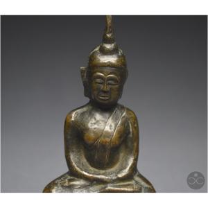 Cambodge / Laos, XVIIIème siècle, Ancien Bouddha Maravijaya en bronze à patine brune