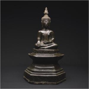 Laos, XVIIème - XVIIIème siècle, Important Bouddha Maravijaya en bronze massif à patine brune