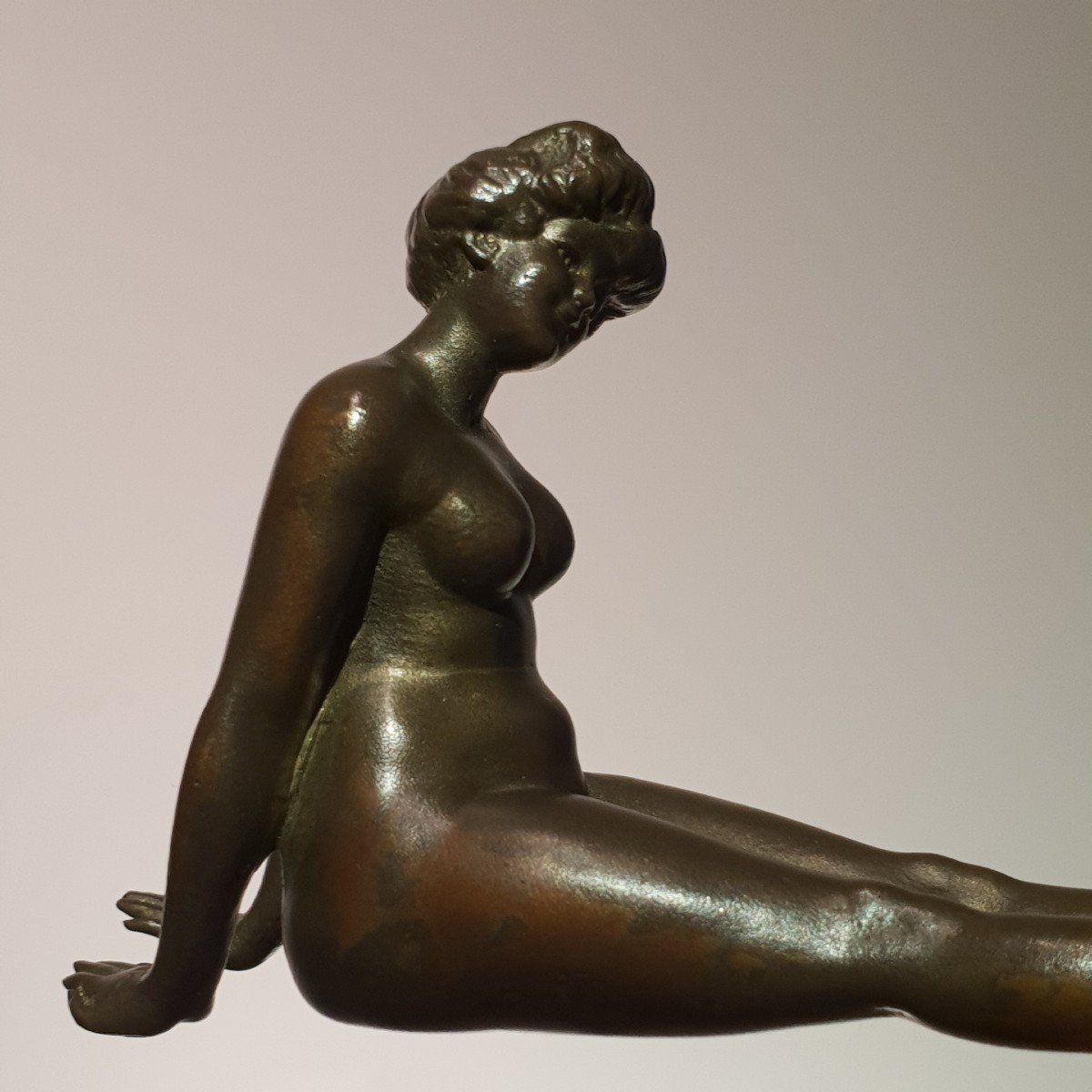 Femme Assise Allongée En Bronze, 20 ème Siècle -photo-2