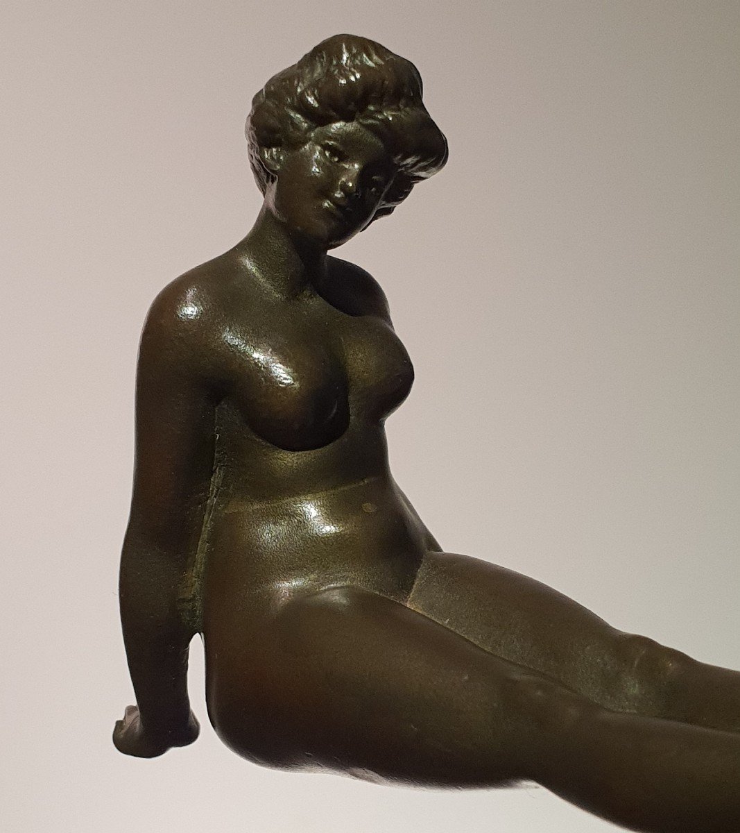 Femme Assise Allongée En Bronze, 20 ème Siècle 