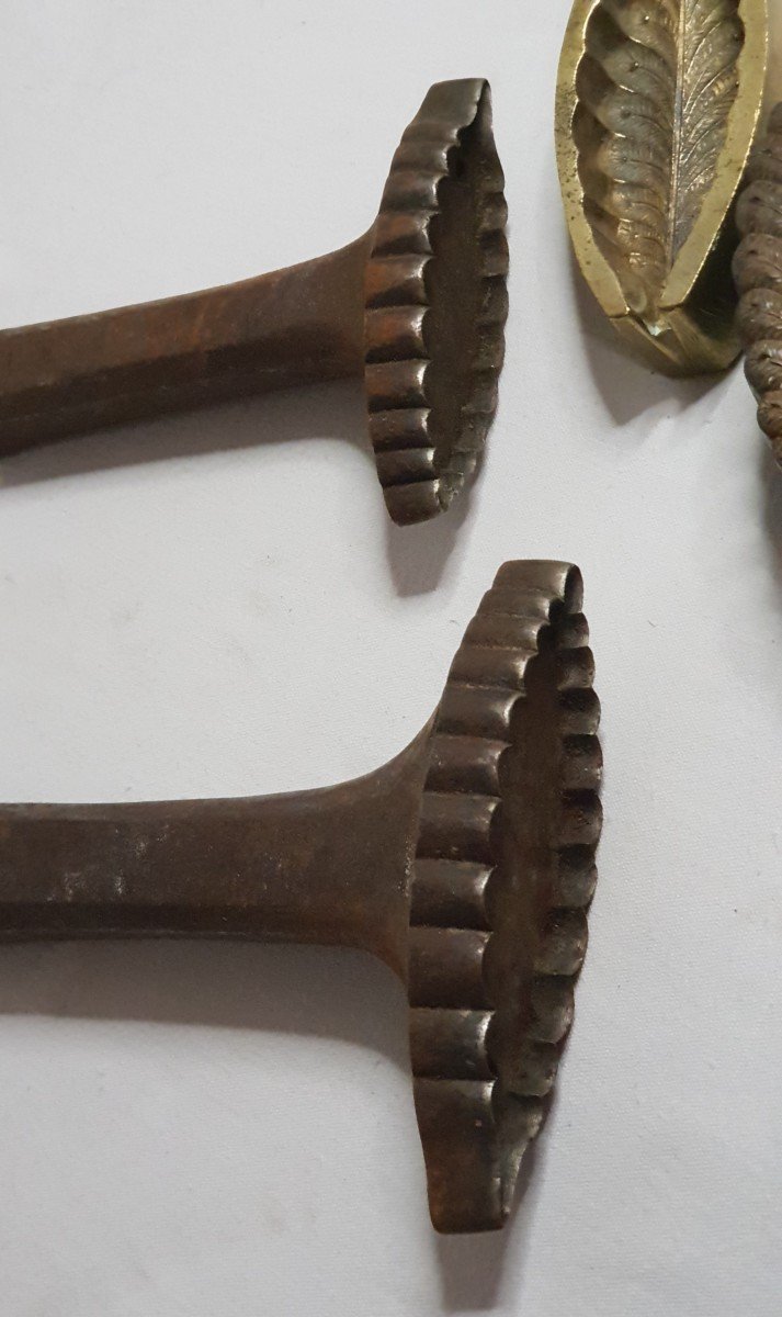 Rare Set Of Embossing Iron Tools, 19th Century And Cookie Cutter-photo-3