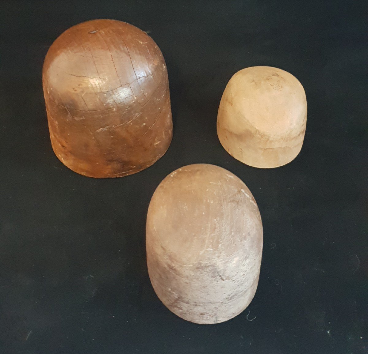 Ensemble De 3 Formes à Chapeau En Bois,  Milieu 20ème 