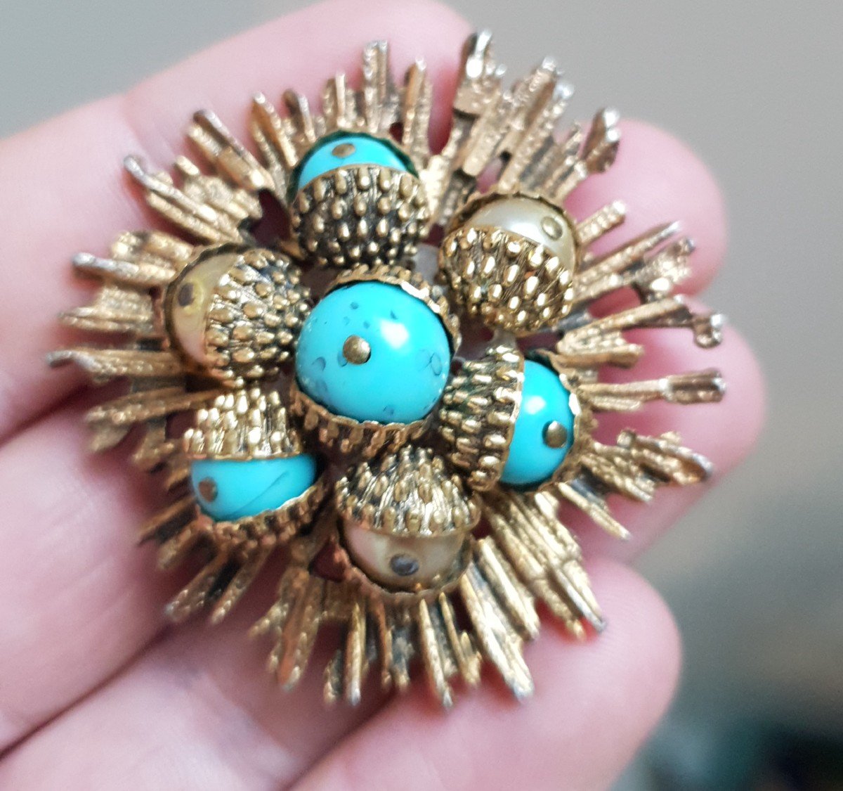 Broche Soleil En Bronze Turquoise Et Perles, Vers 1960, Signée.