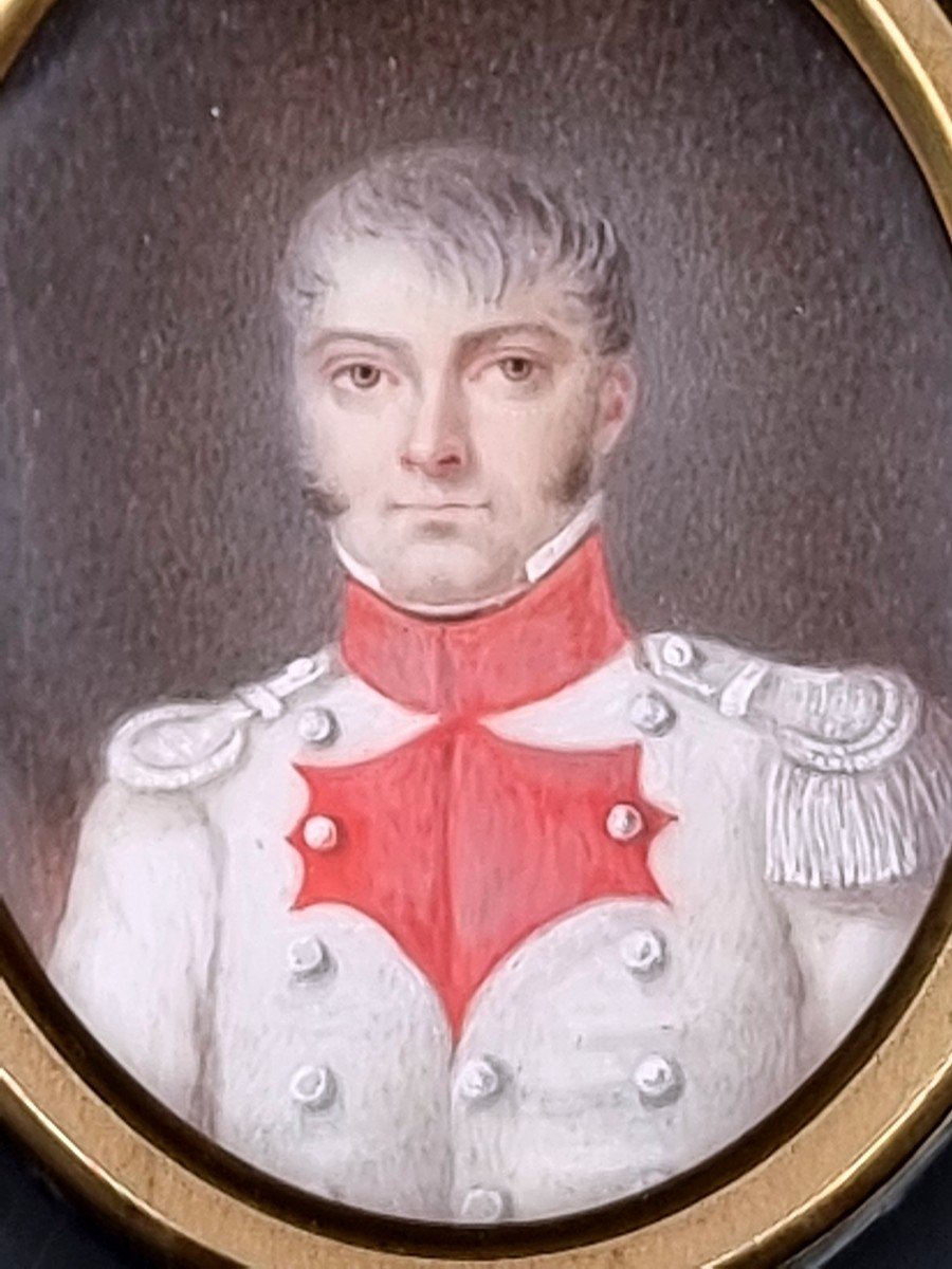 Miniature d'Un Officier Français  Premier Empire En Uniforme Militaire Blanc Et Rouge Napoléon