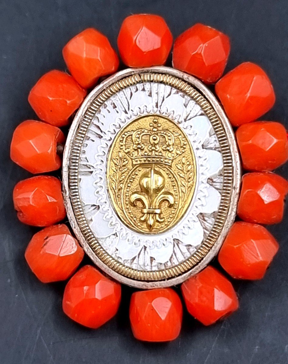 Royalist Jewel In Mother-of-pearl Coral And Gold With Fleur De Lis Decor Summed From The Royal Crown Of Fr-photo-2