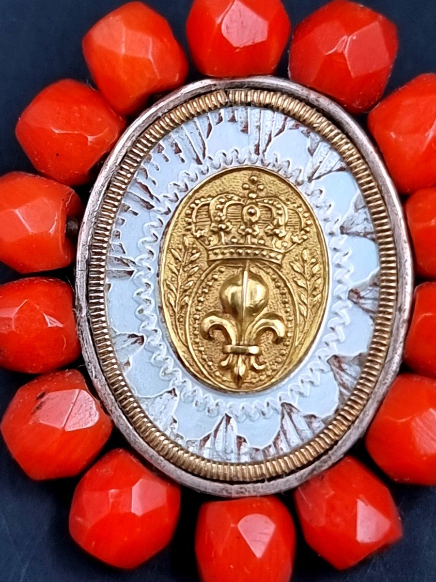 Royalist Jewel In Mother-of-pearl Coral And Gold With Fleur De Lis Decor Summed From The Royal Crown Of Fr-photo-3