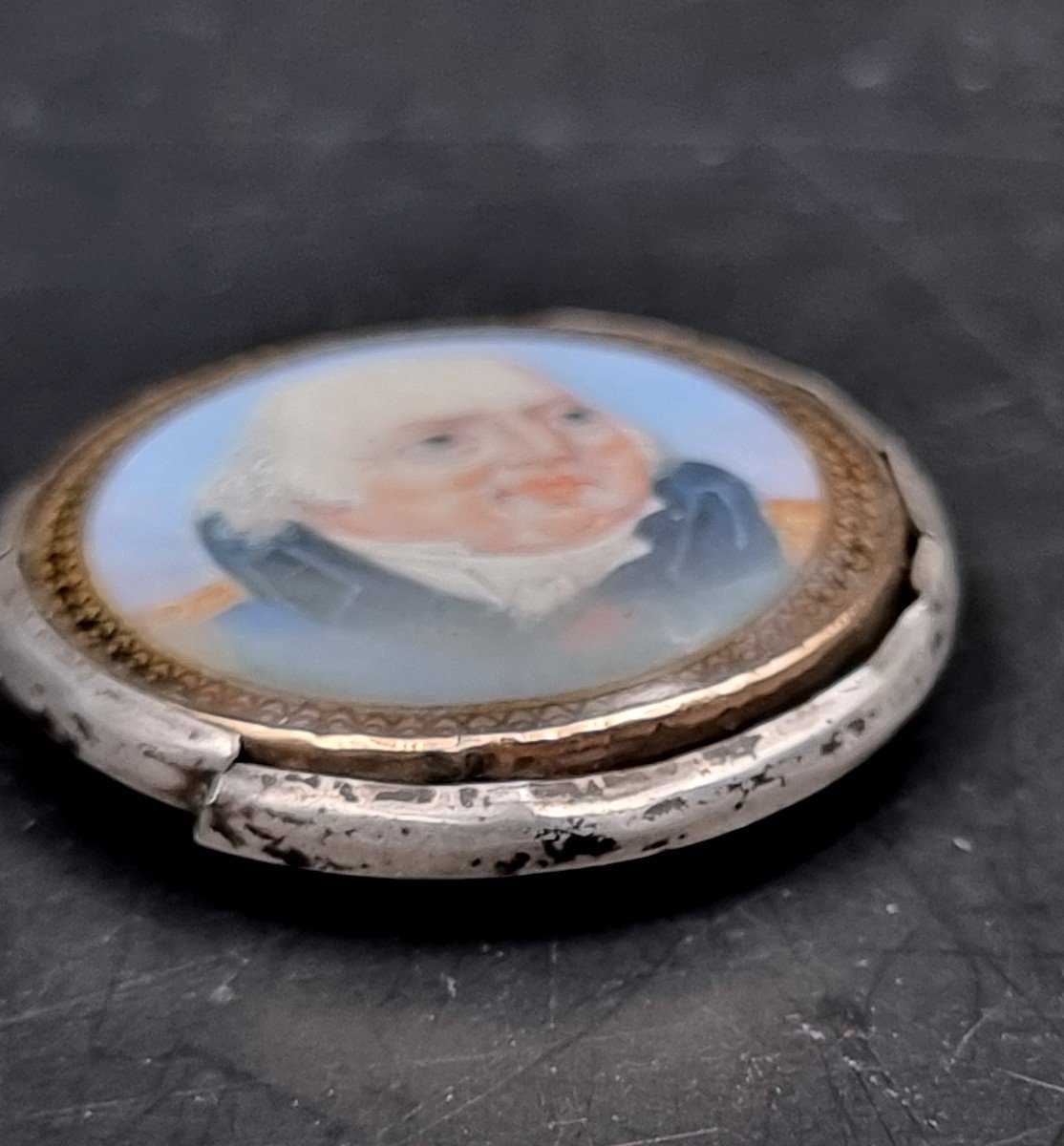 Miniature Of The King Of France Louis XVIII In A Silver Button With The Arms Of France-photo-2