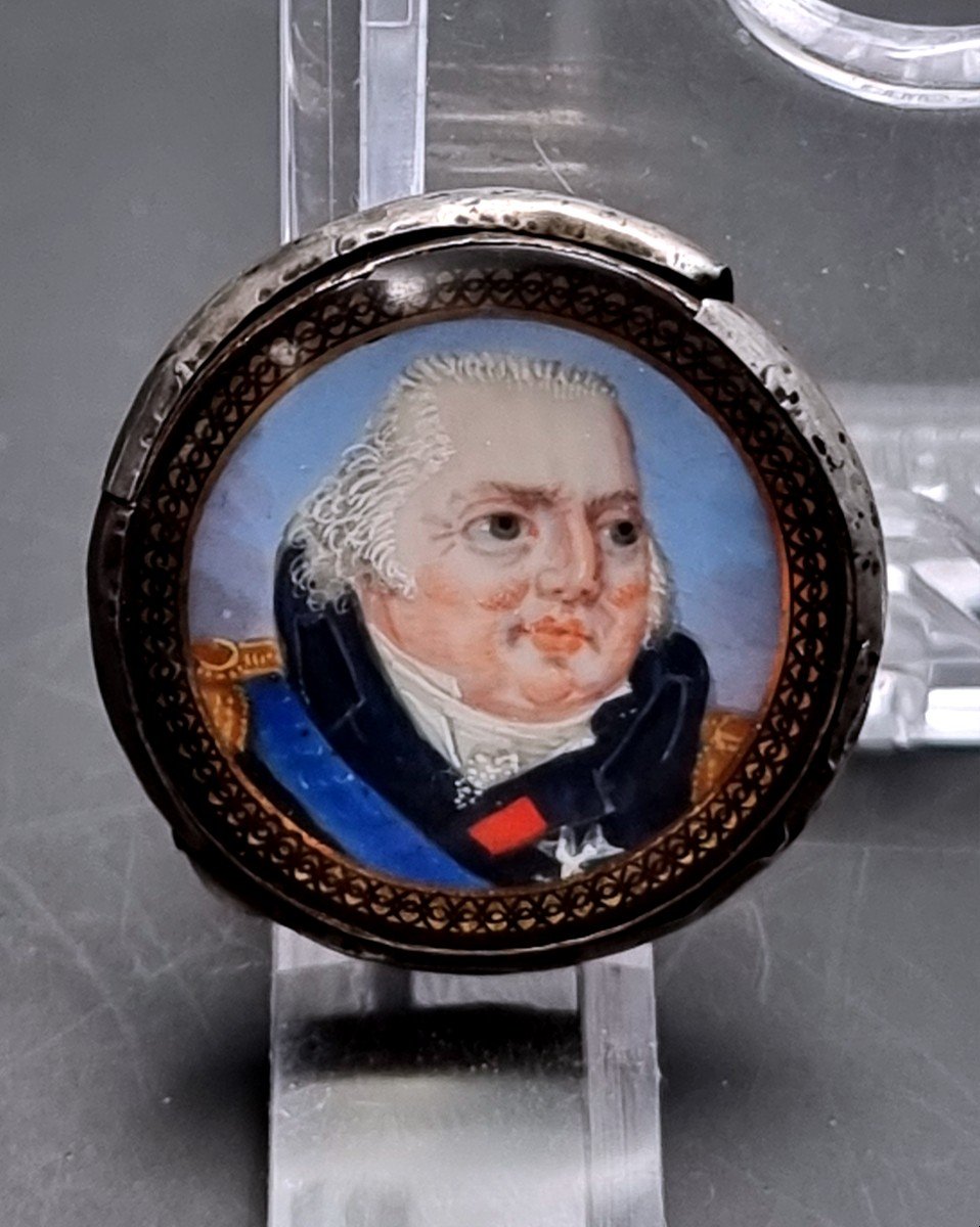 Miniature Du Roi De France  Louis XVIII Dans Un Bouton En Argent Aux Armes De France