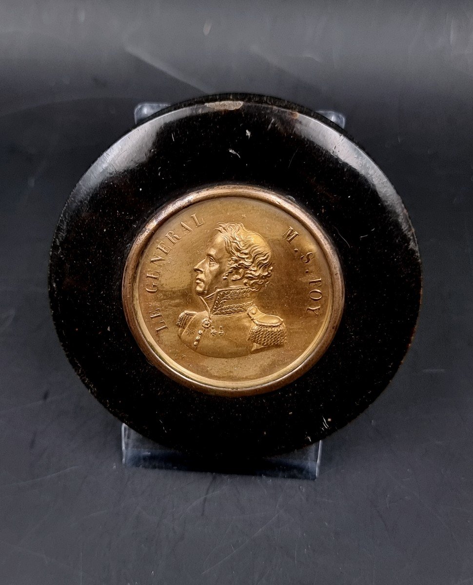 Circular Snuff Box Representing General Ms Foy 