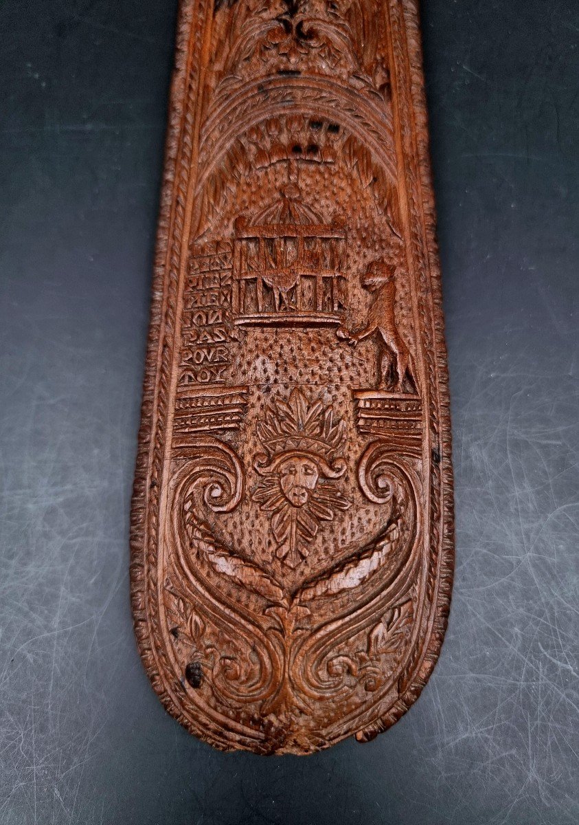 Tobacco Grater In Carved Wood With Scrolls, A Scene With A Fox And A Bird In A Cage -photo-3