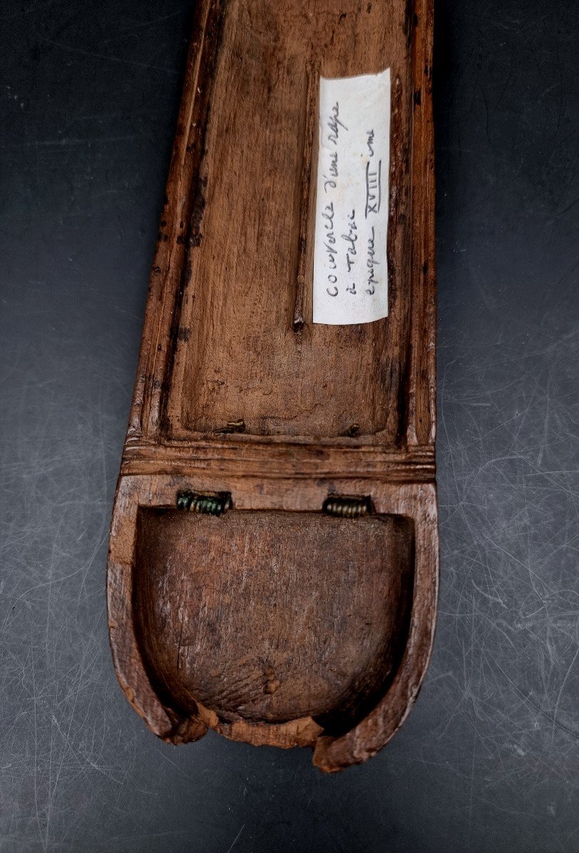 Tobacco Grater In Carved Wood With Scrolls, A Scene With A Fox And A Bird In A Cage -photo-2