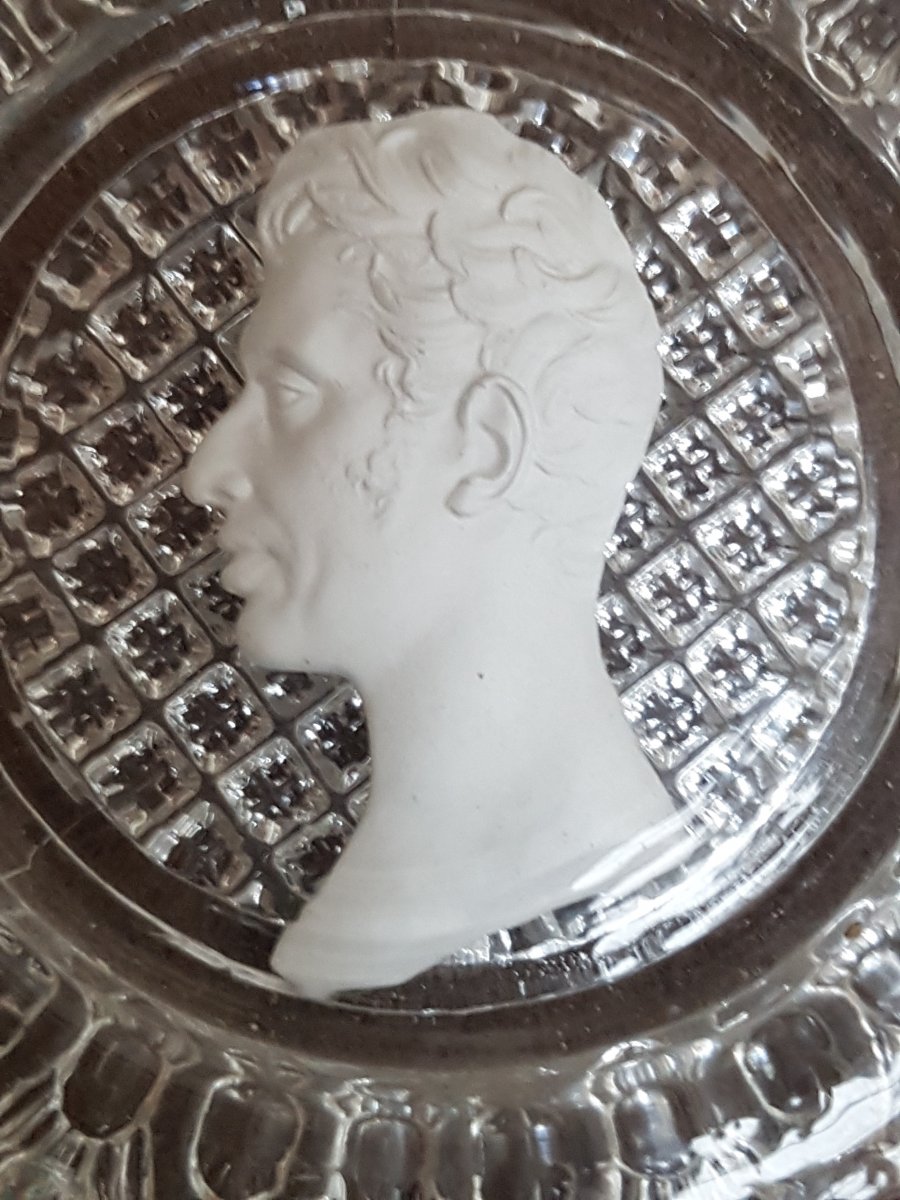 Medallion Frame Of King Charles X In Cristallo-porcelain XIX-photo-2
