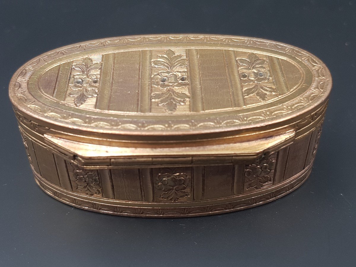 Oval Box In Pomponne Louis XVI Period Very Well Gilded Decorated With Bands Of Flowers-photo-1