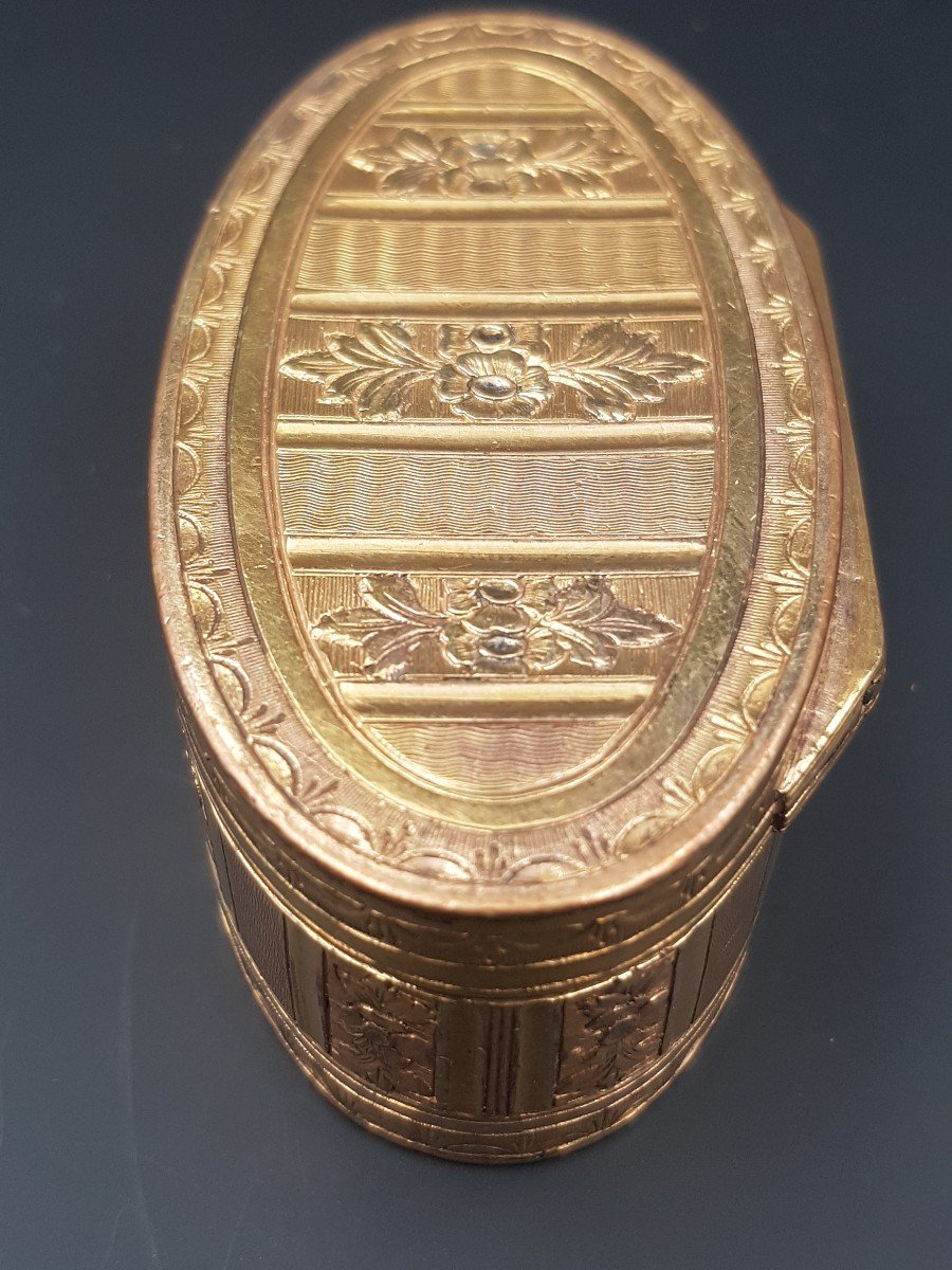 Boite Ovale En Pomponne époque Louis XVI Très Bien Dorée Décorée De Bandes De Fleurs -photo-2