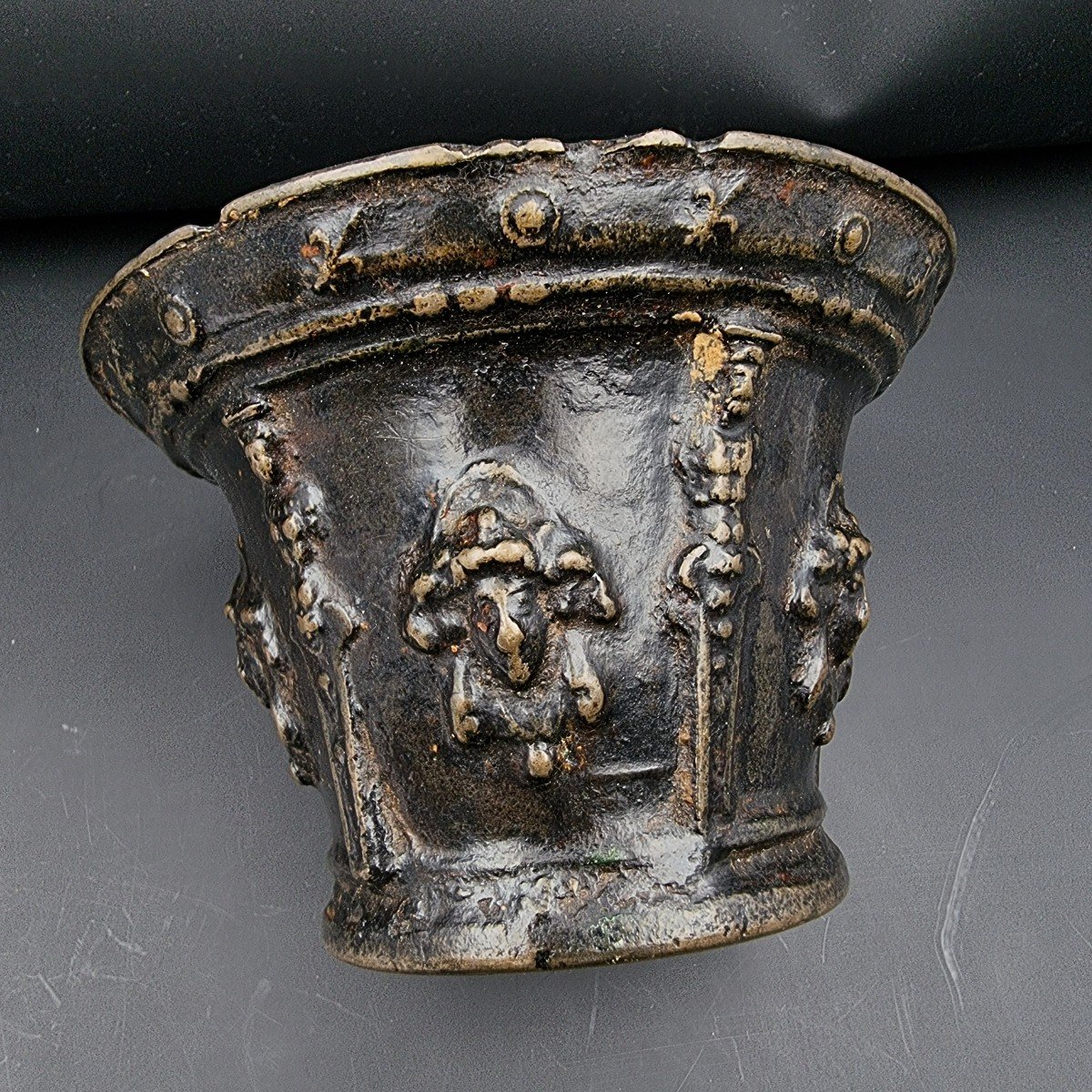 Mortar In French Bronze XVII E Century Caryatids And Mascarons Fleurs De Lys-photo-2