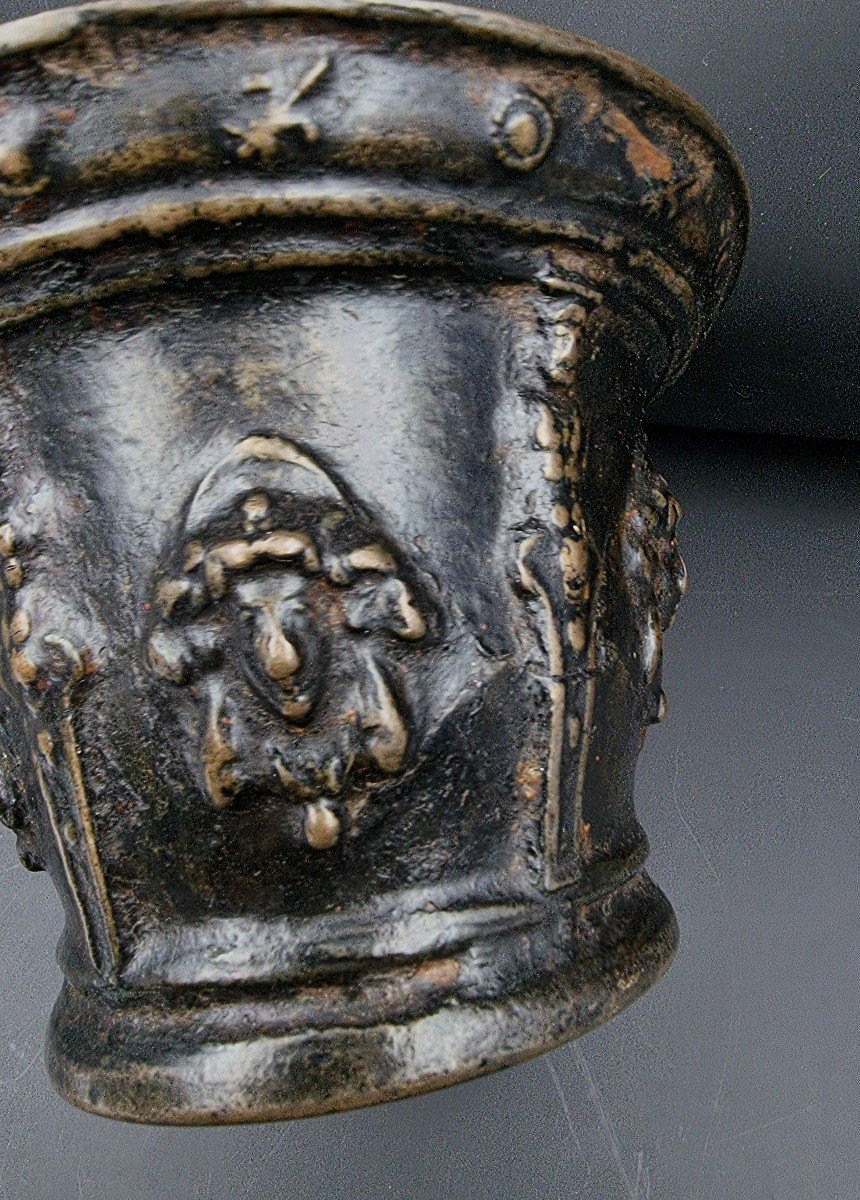 Mortar In French Bronze XVII E Century Caryatids And Mascarons Fleurs De Lys-photo-4