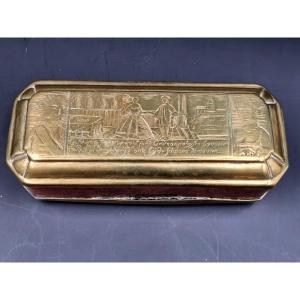 Snuff Box In Brass And Copper Engraved With Characters From The Eighteenth Century Holland