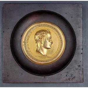 Médaille En Bronze doré Encadrée Représentant Napoléon Premier Empereur