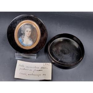 Boite Circulaire Comportant Une Miniature Portrait De Femme Du XVIIIe Cerclage Or Deux Tons