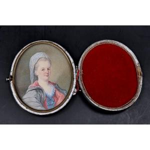 Oval Miniature Of A Woman From The 18th Century In A Shaped Case 