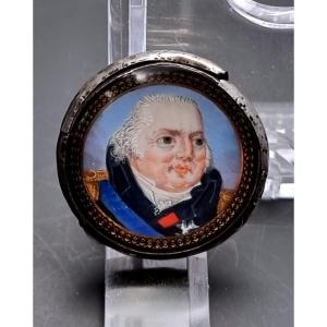 Miniature Du Roi De France  Louis XVIII Dans Un Bouton En Argent Aux Armes De France