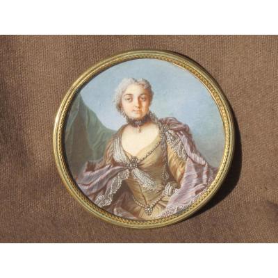 Superbe Miniature Femme à La Robe De Satin Collier De Perle époque XVIII ème Siècle