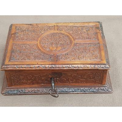 Coffret De Mariage En Bois De Saint Lucie Ou De Bagard époque XVII ème Finement Sculpté