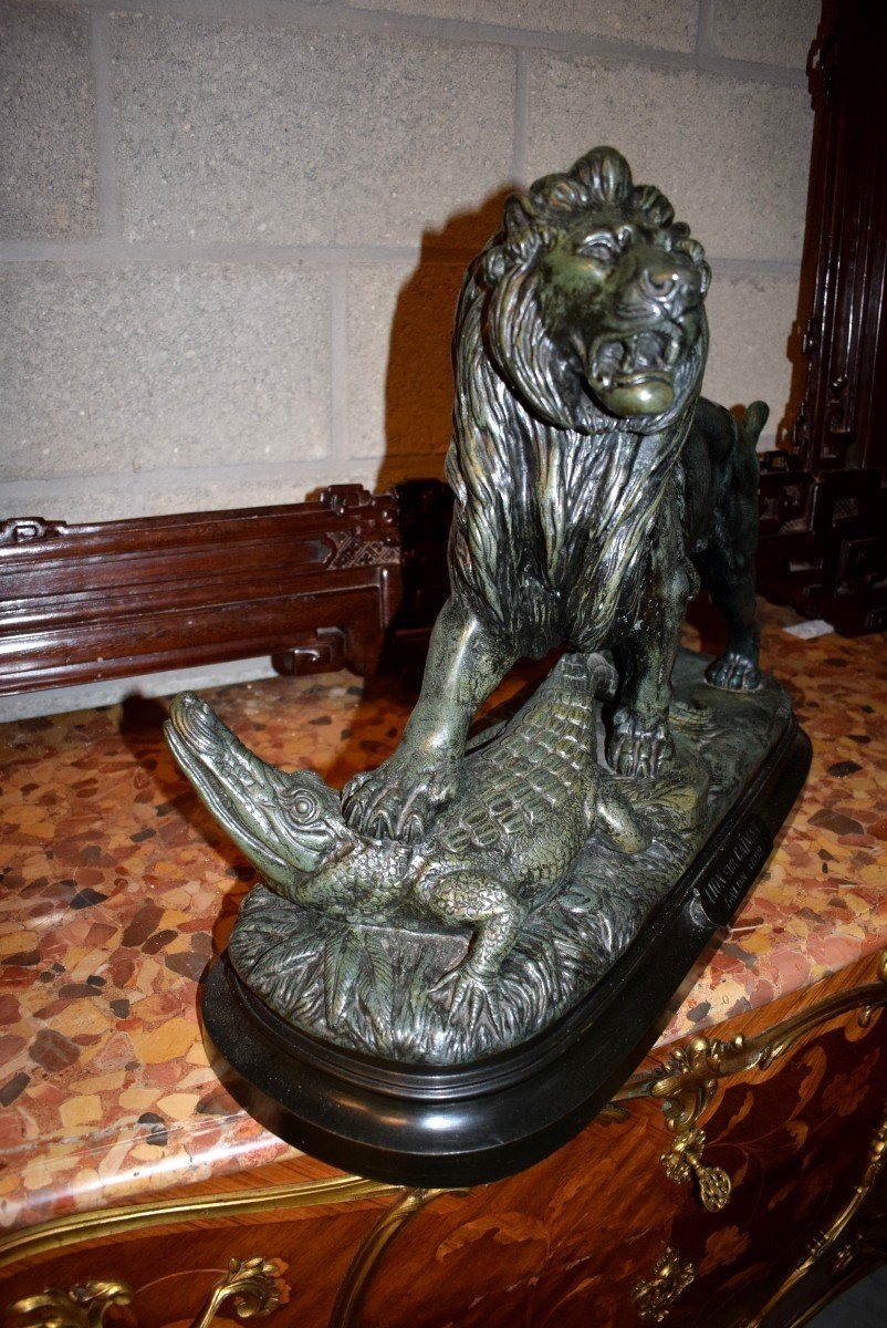 Grande Sculpture En Bronze "lion Terrassant Un Crocodile"-photo-4